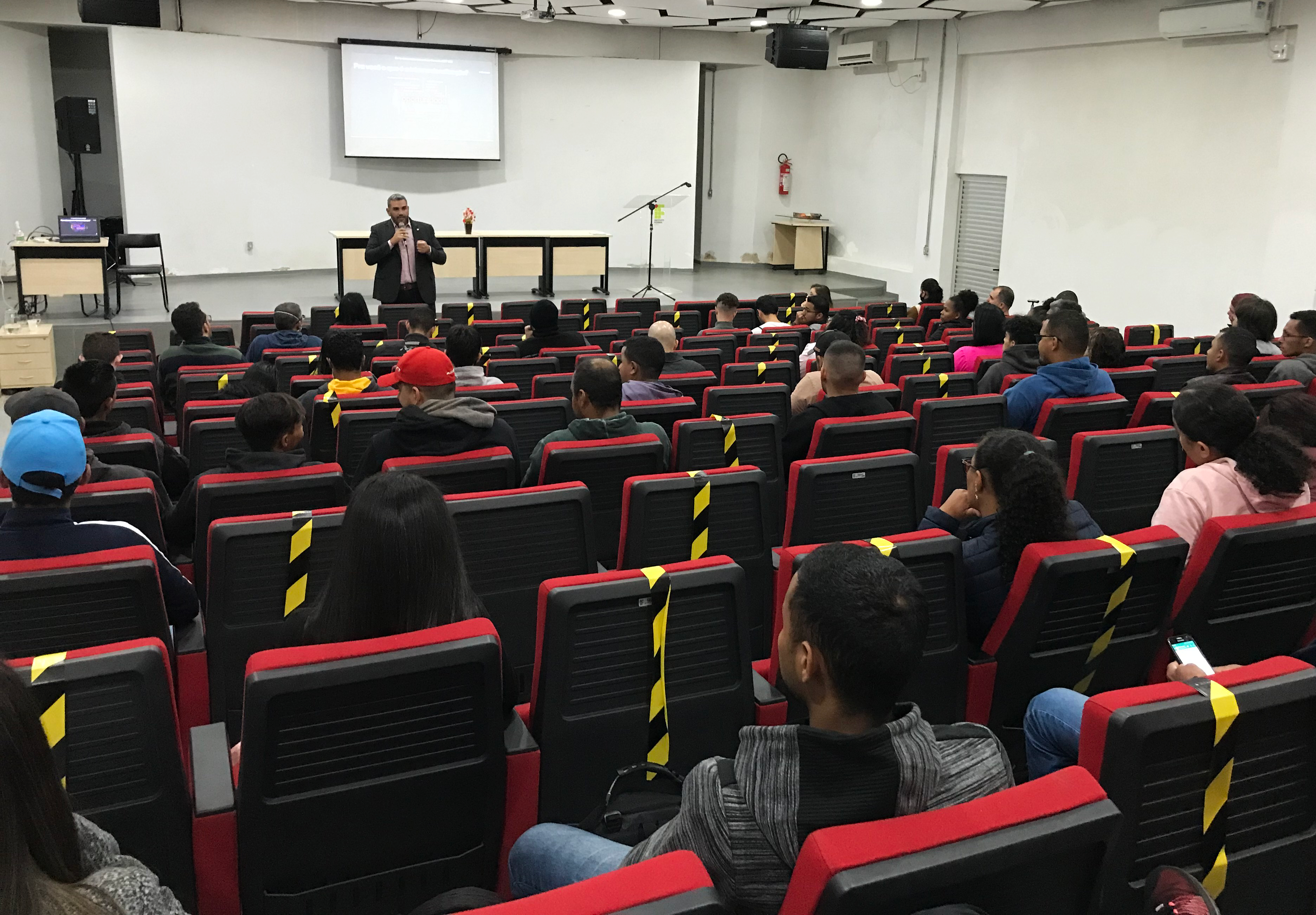 Luciano durante palestra